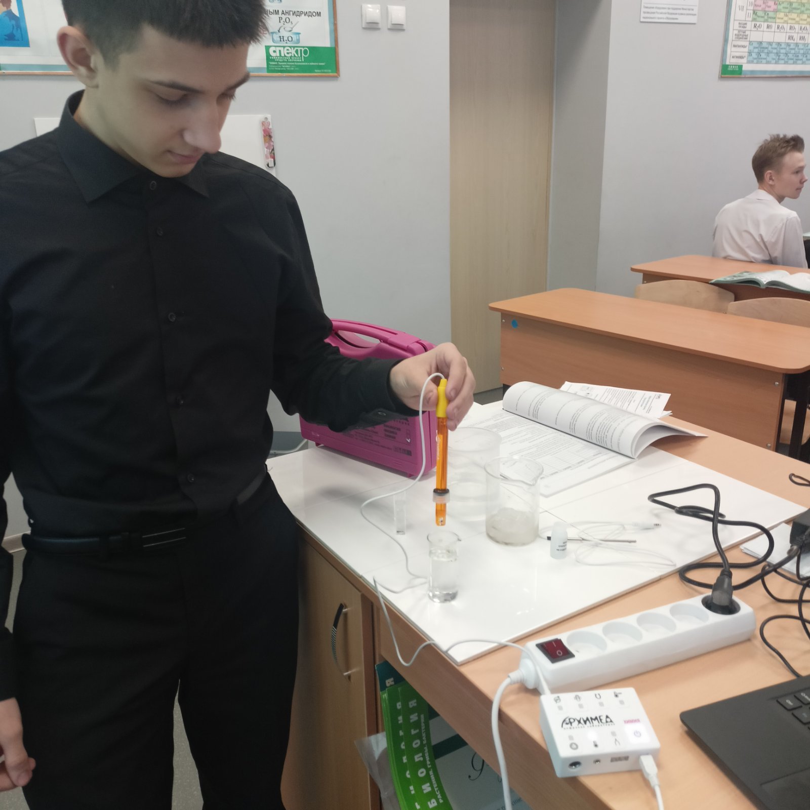 Учащиеся 11 класса выполнили лабораторную работу «Методы измерения факторов среды обитания».